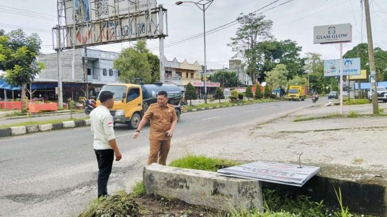 DLHD Sarolangun  Tinjau 60 Persen Drainase di Kota Sarolangun dalam Kondisi Buntu