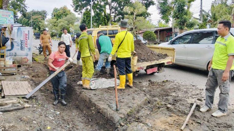 Dukung Program 100 Hari kerja Bupati dan Wakil Bupati Sarolangun, Dinas LHD Sarolangun Goro Bersama Perbaiki Drainase Tersumbat