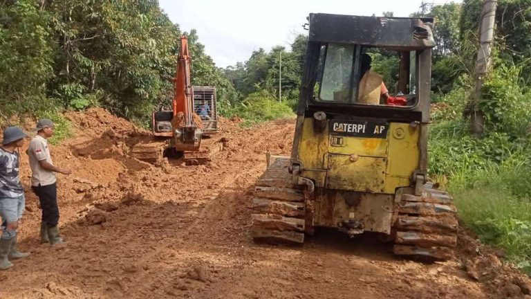 Bupati Hurmin Kerahkan PUPR Perbaiki Jalan Rusak di Pauh Timur