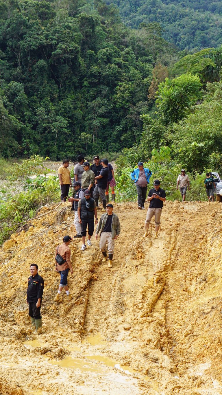 Pemkab Sarolangun Turun ke Lokasi Jalan Rusak di Limun, Wabup Gerry: Secepatnya Dinas PUPR Kerjakan Lakukan Perbaikan