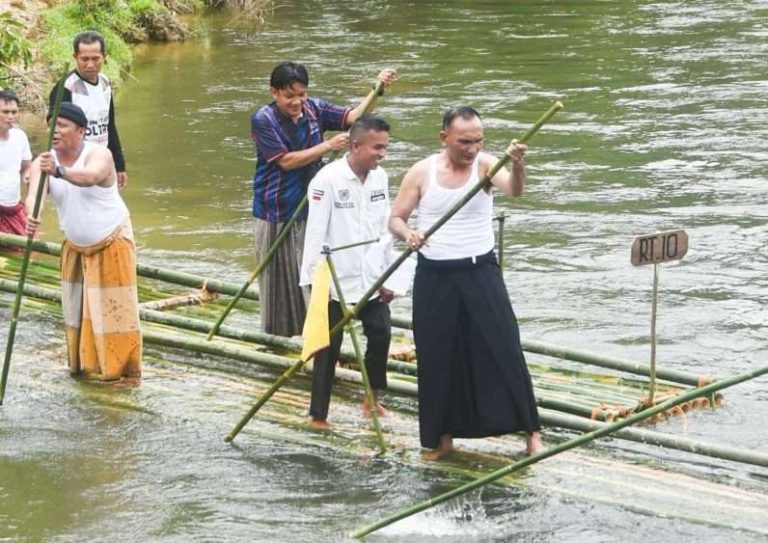 Dua Agenda Bupati Hurmin di Batang Asai, Hadiri Budaya Berakit Buluh dan Resmikan Mobil Sehat