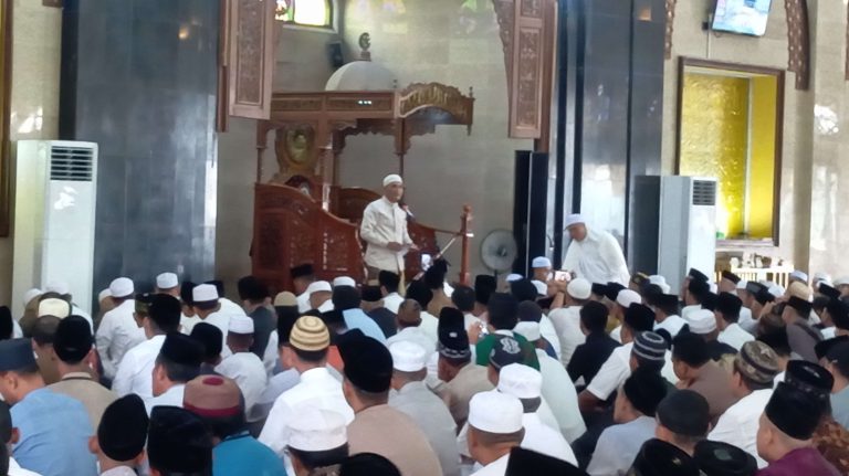 Bupati Hurmin Bareng Wabup Gerry Sholat Eid 1446 Hijriah di Masjid Assulton Sarolangun