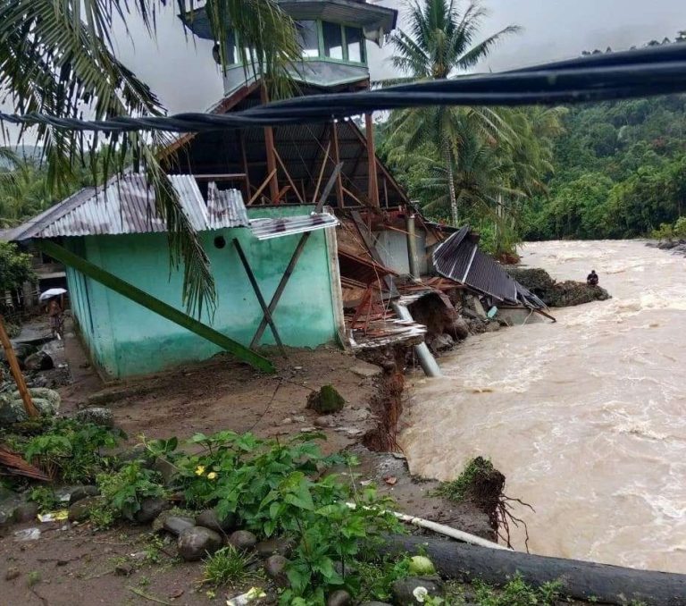 Diterjang Banjir Bandang, Masjid di Batang Asai Alami Rusak Parah