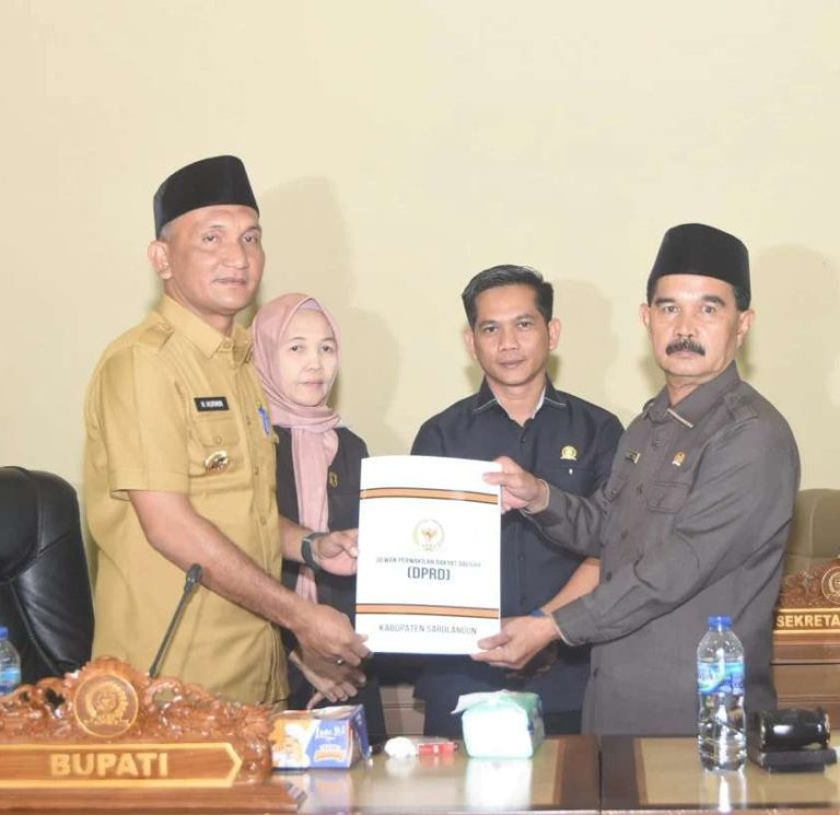 Bupati Hurmin Hadiri Paripurna Pandangan Umum Fraksi  2024 DPRD Sarolangun