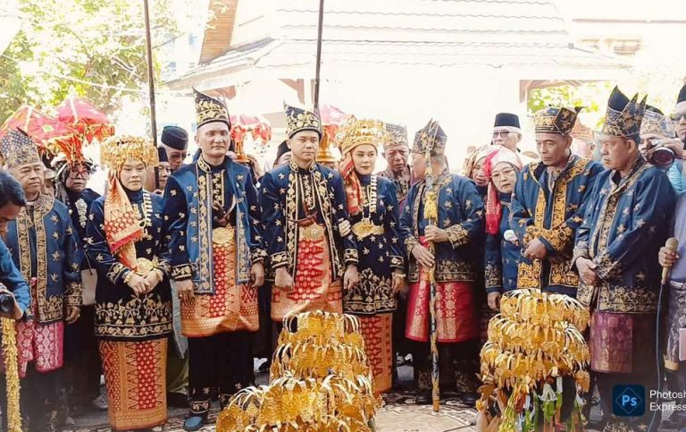 Bupati Sarolangun Dijemput Naik Rumah Dinas dengan Prosesi Adat