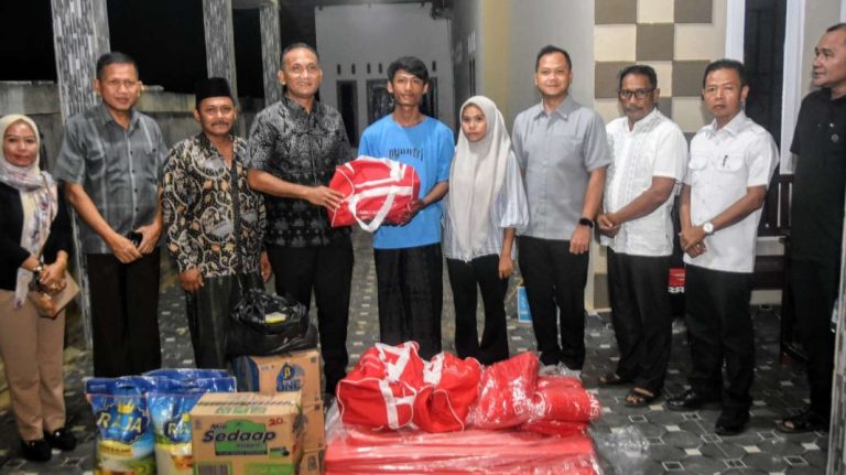Respon Cepat Musibah Kebakaran di Desa Mounti, Bupati Sarolangun Salurkan Bantuan
