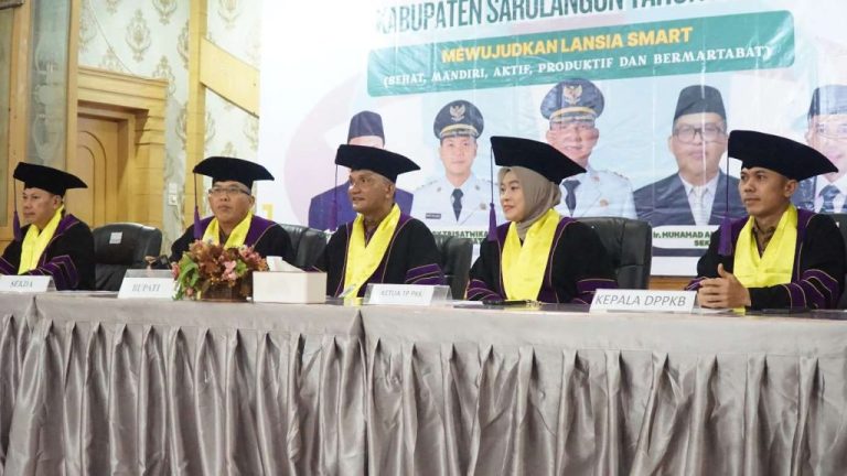 Bupati Hurmin Hadiri Wisuda Akbar Sekolah Lansia Tahun 2026